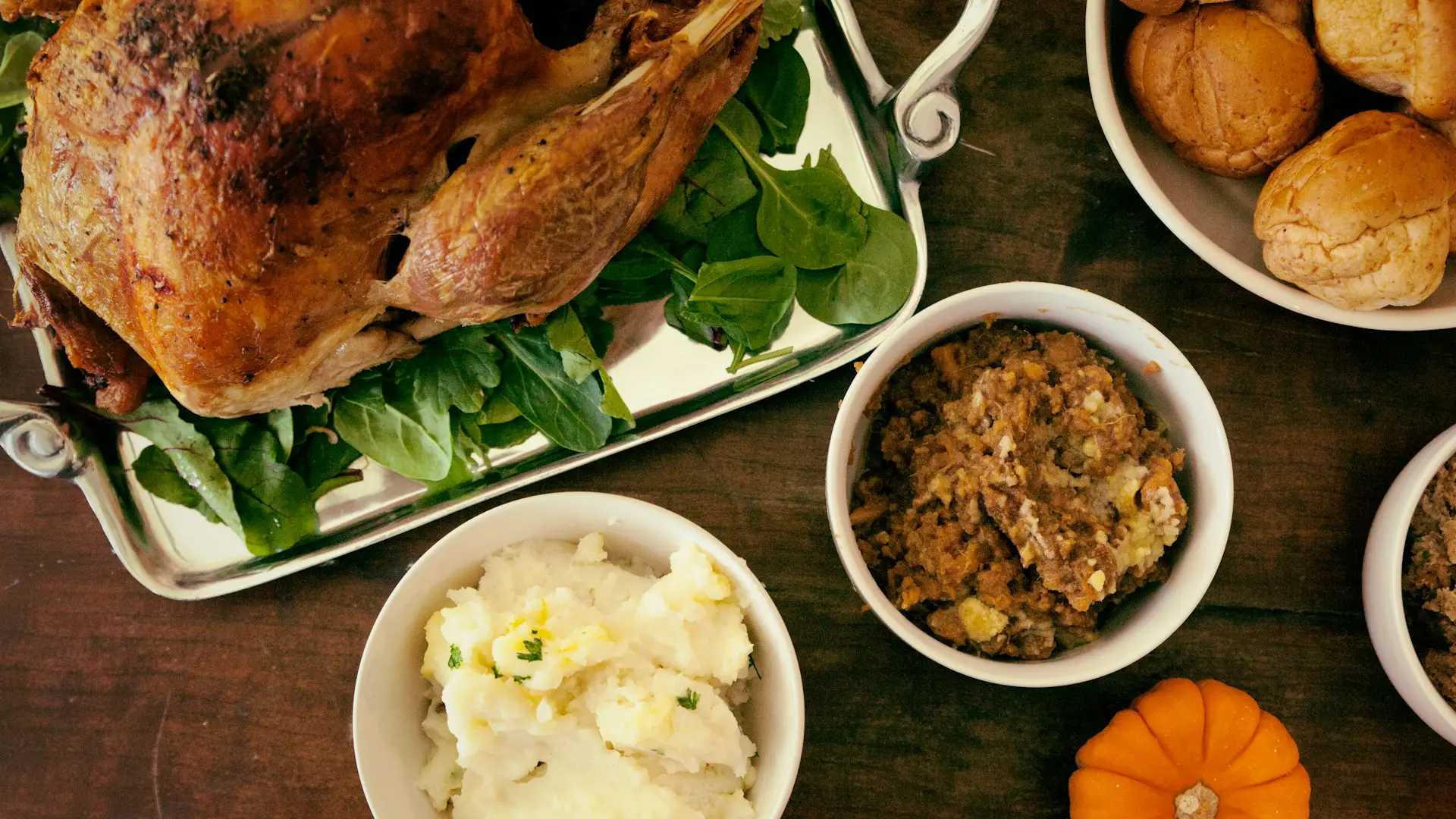 PaintMor thanksgiving decorating tips, picture of thanksgiving food on a wooden table.