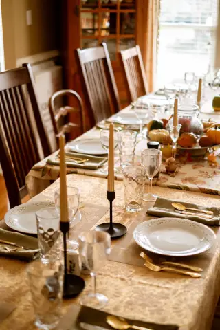 PaintMor thanksgiving decorating tips, picture of linen tablescape on a wooden table.